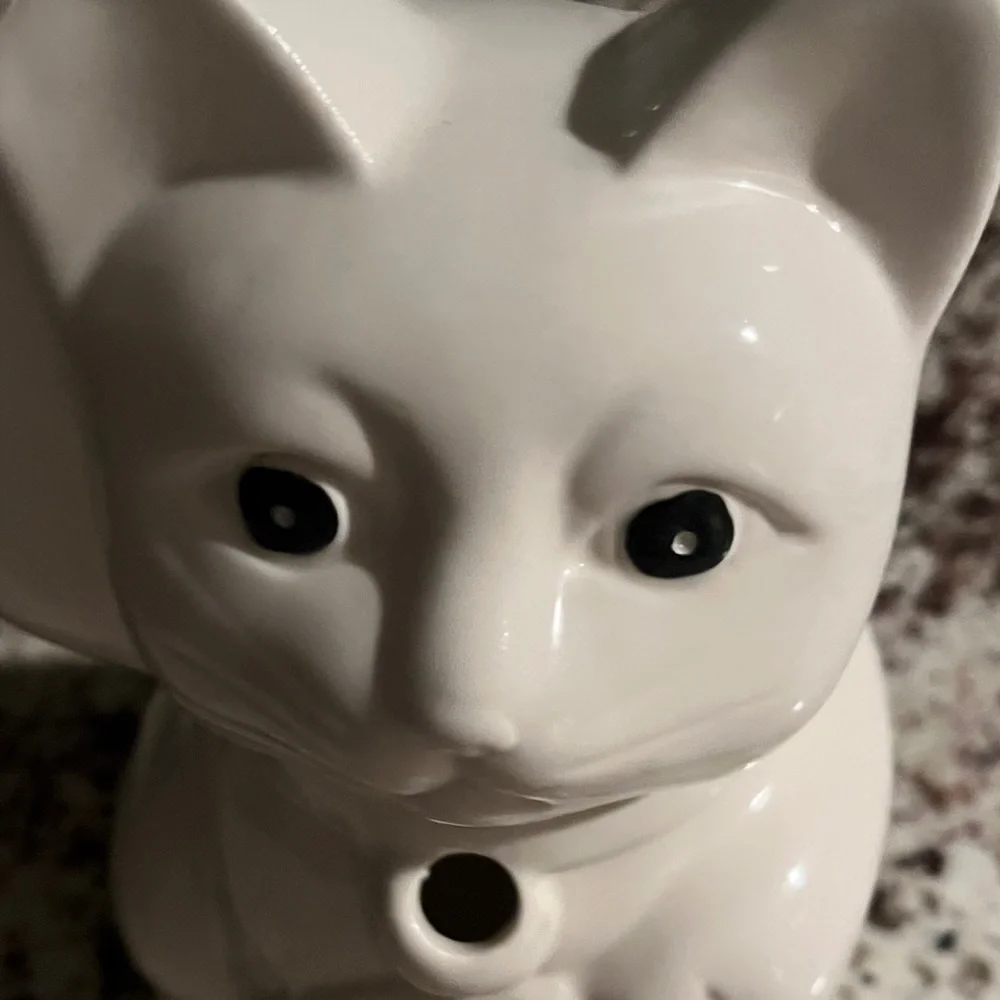Elegant White Ceramic Maneki-Neko Cat